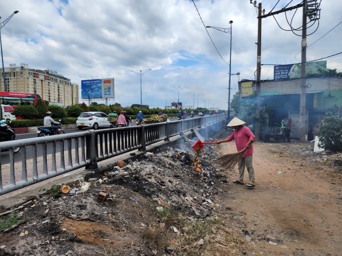 Đốt rác có thể sinh ra khí SO2. Ảnh minh họa. Đình Văn