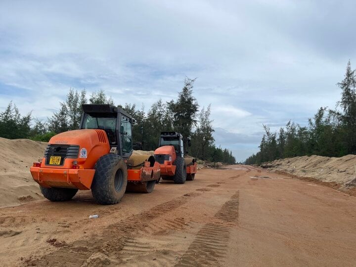 Theo kết luận thanh tra, sai phạm từ khâu lập dự toán đến quyết toán dự án thi công 1,7km tuyến đường ven biển ở Quảng Ngãi khiến ngân sách thất thoát hơn 1 tỷ đồng. (Ảnh minh họa)