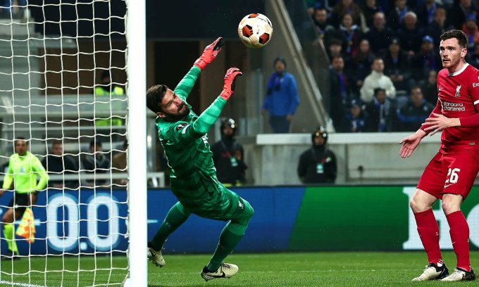 Thủ môn Alisson Becker cứu thua trong trận Liverpool gặp Atalanta trên sân Gewiss, thành phố Bergamo, xứ Lombardy, Italy, lượt về tứ kết Europa League tối 18/4/2024. Ảnh: EPA