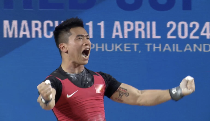 Trịnh Văn Vinh mừng khi cử đẩy thành công mức 163kg ở World Cup cử tạ 2024. Ảnh: IWF