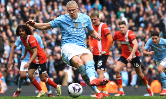 Haaland ghi bàn phạt đền, nâng tỷ số lên 3-0 cho Man City. Ảnh: Reuters