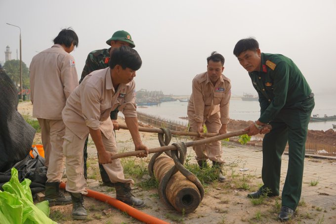 Quả bom được tìm thấy bờ kè sông Nhật Lệ.