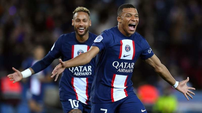 Neymar (trái) và Mbappe trong một trận đấu của PSG tại Paris, Pháp tháng 12/2022. Ảnh: PSG