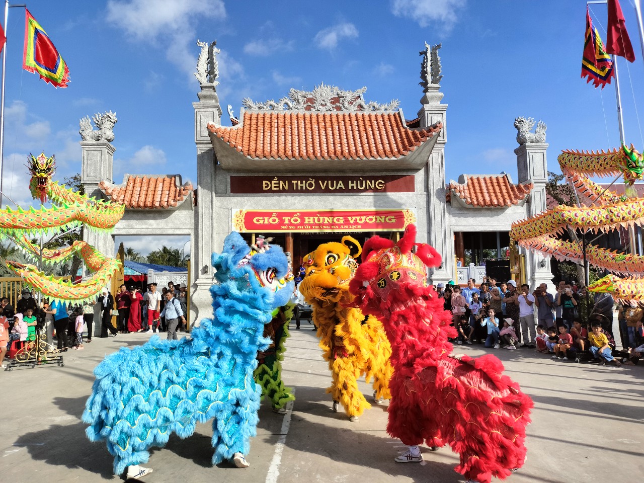 Tausende von Menschen bringen respektvoll Weihrauch im Hung King Tempel in Ca Mau dar - Foto 1. Ngàn người thành kính dâng hương tại đền thờ Vua Hùng ở Cà Mau- Ảnh 1.