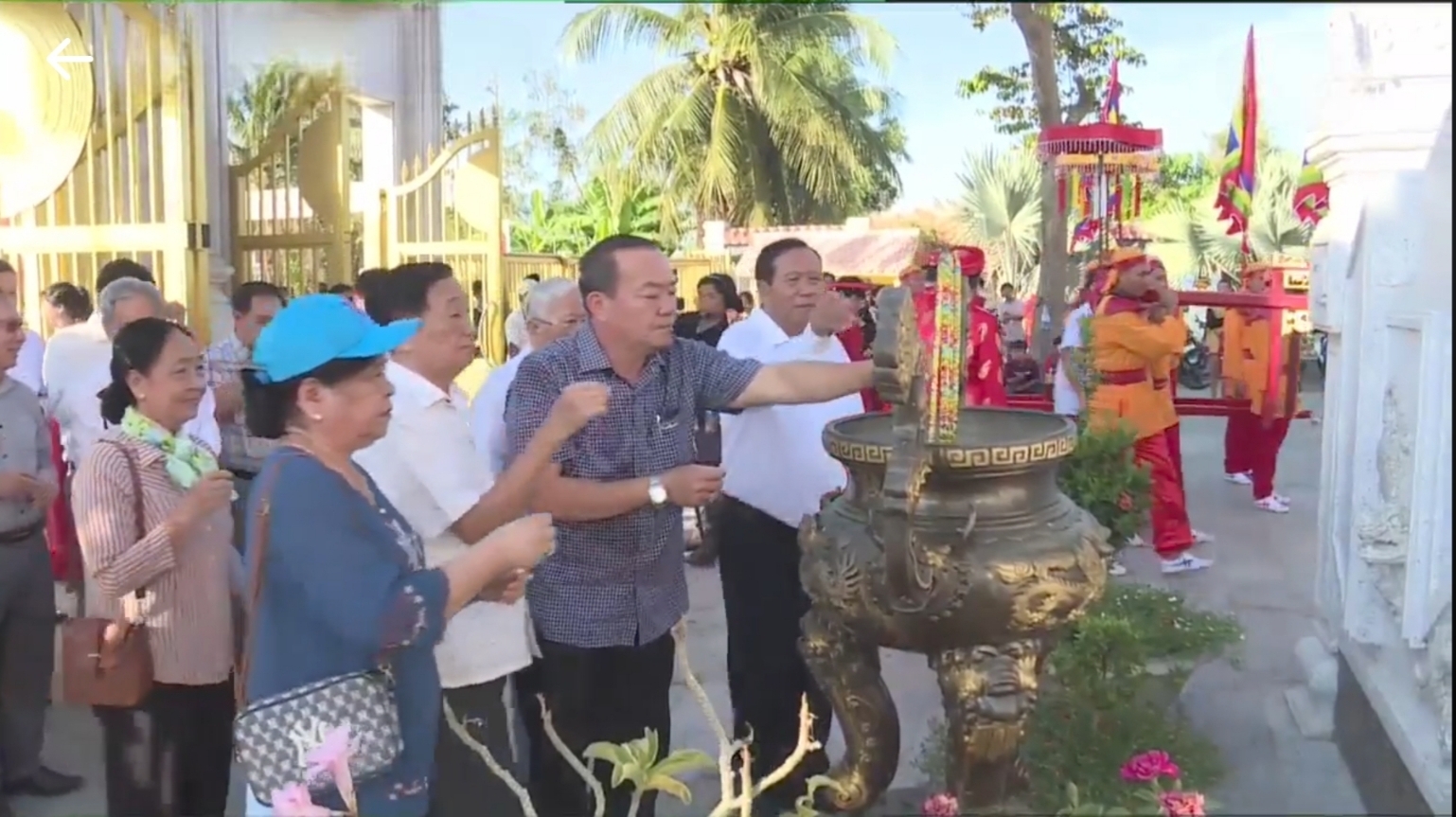 Tausende von Menschen bringen respektvoll Weihrauch im Hung King Tempel in Ca Mau dar - Foto 3. Ngàn người thành kính dâng hương tại đền thờ Vua Hùng ở Cà Mau- Ảnh 3.
