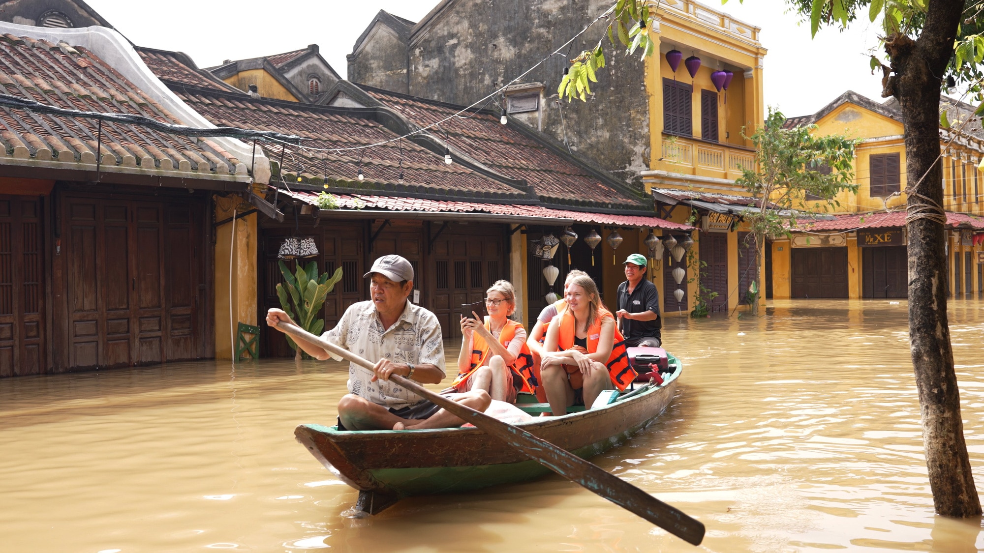 Khách nước ngoài trải nghiệm du lịch Hội An trong mùa lũ - Ảnh: MAI THÀNH CHƯƠNG