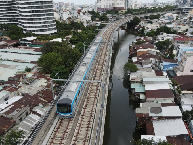 Tàu Metro số 1 chạy thử đoạn qua trung tâm thành phố, năm 2023. Ảnh: Thanh Tùng