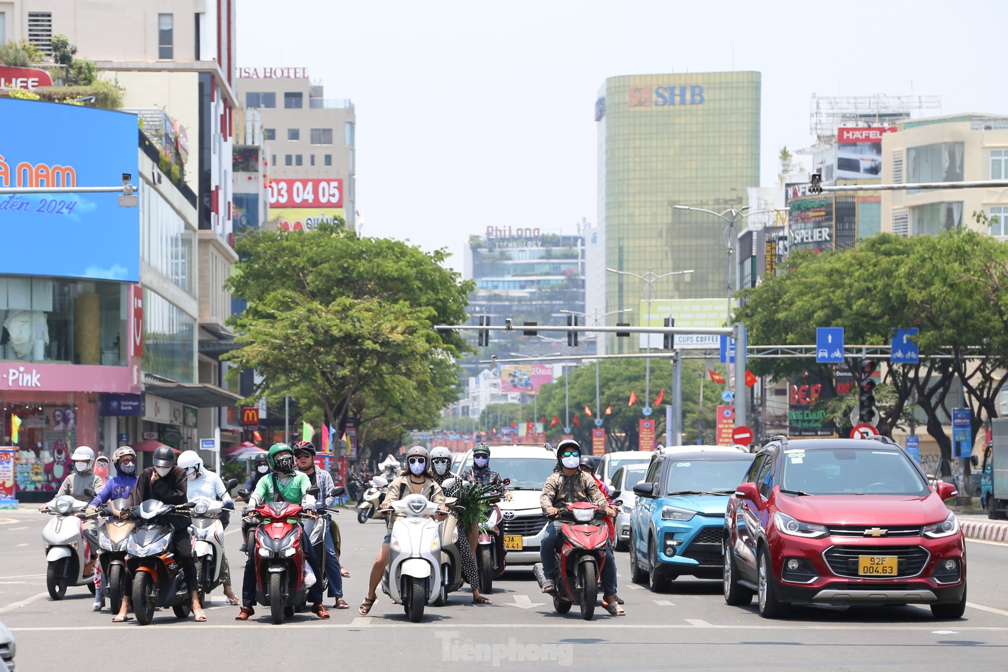 Người dân Đà Nẵng vật vã chống chọi với nắng nóng kỷ lục ảnh 1