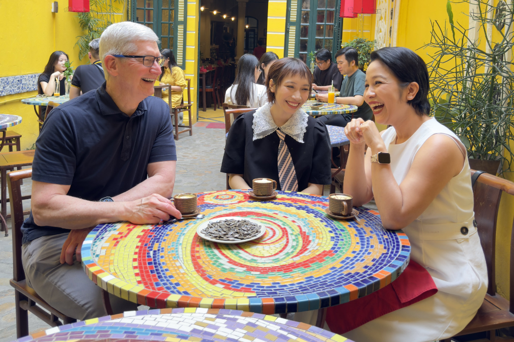 CEO Tim Cook chia sẻ hình ảnh cuộc gặp gỡ ca sĩ Mỹ Linh sáng 15.4 sau khi đến Hà Nội