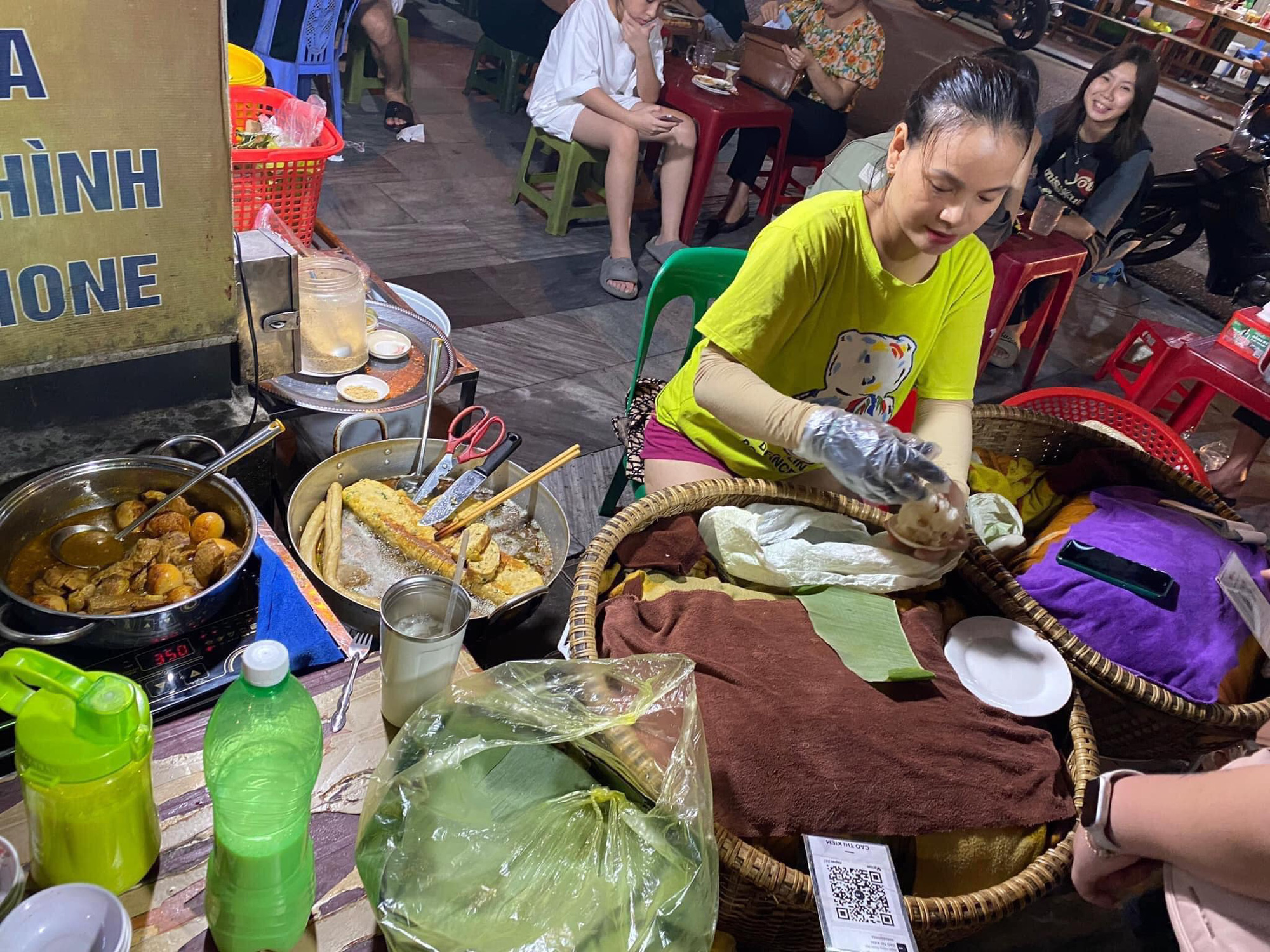 Một trong những quán xôi ở tụ điểm xôi bưu điện, đêm khuya vẫn đắt hàng - Ảnh: ĐẬU DUNG