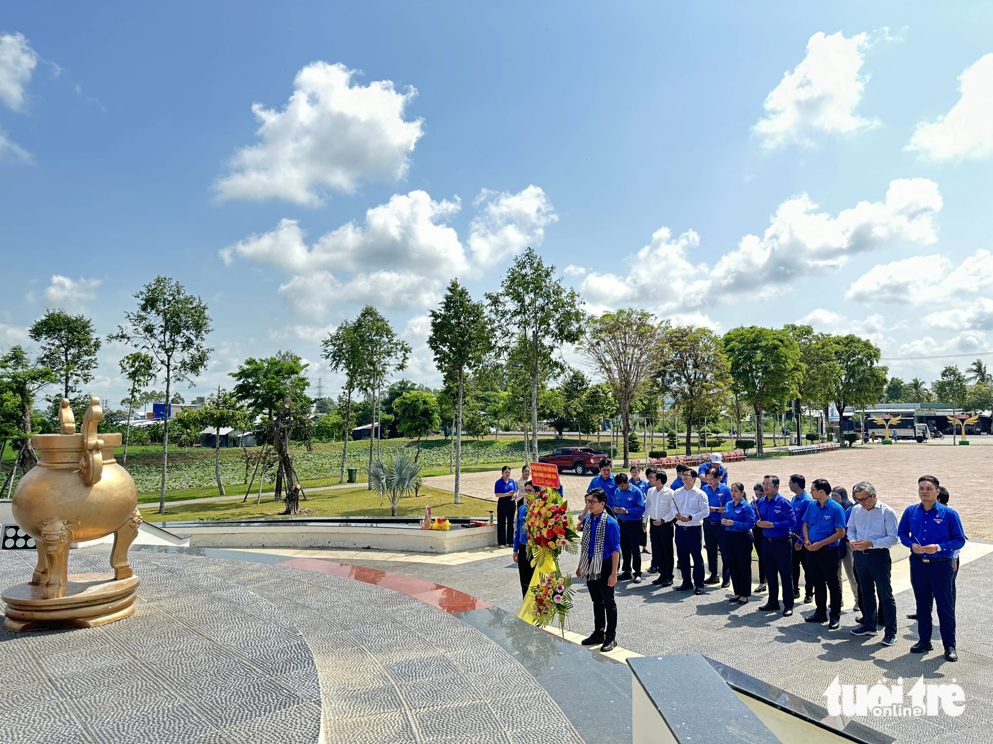 Lãnh đạo Cơ quan Thành Đoàn TP.HCM và đoàn viên dâng hoa dâng hương tại Khu di tích An Nam Cộng sản Đảng, huyện Cờ Đỏ, TP Cần Thơ - Ảnh: ĐẶNG TUYẾT