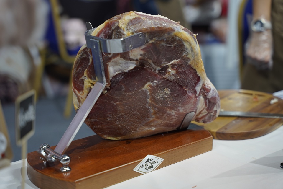 El jamón premium Montagne Noire Label Rouge está elaborado con carne magra francesa de alta calidad, sin conservantes, lo que le proporciona un sabor especial e inconfundible. Servido como aperitivo o plato principal, acompañado de pan, fideos. ý… 