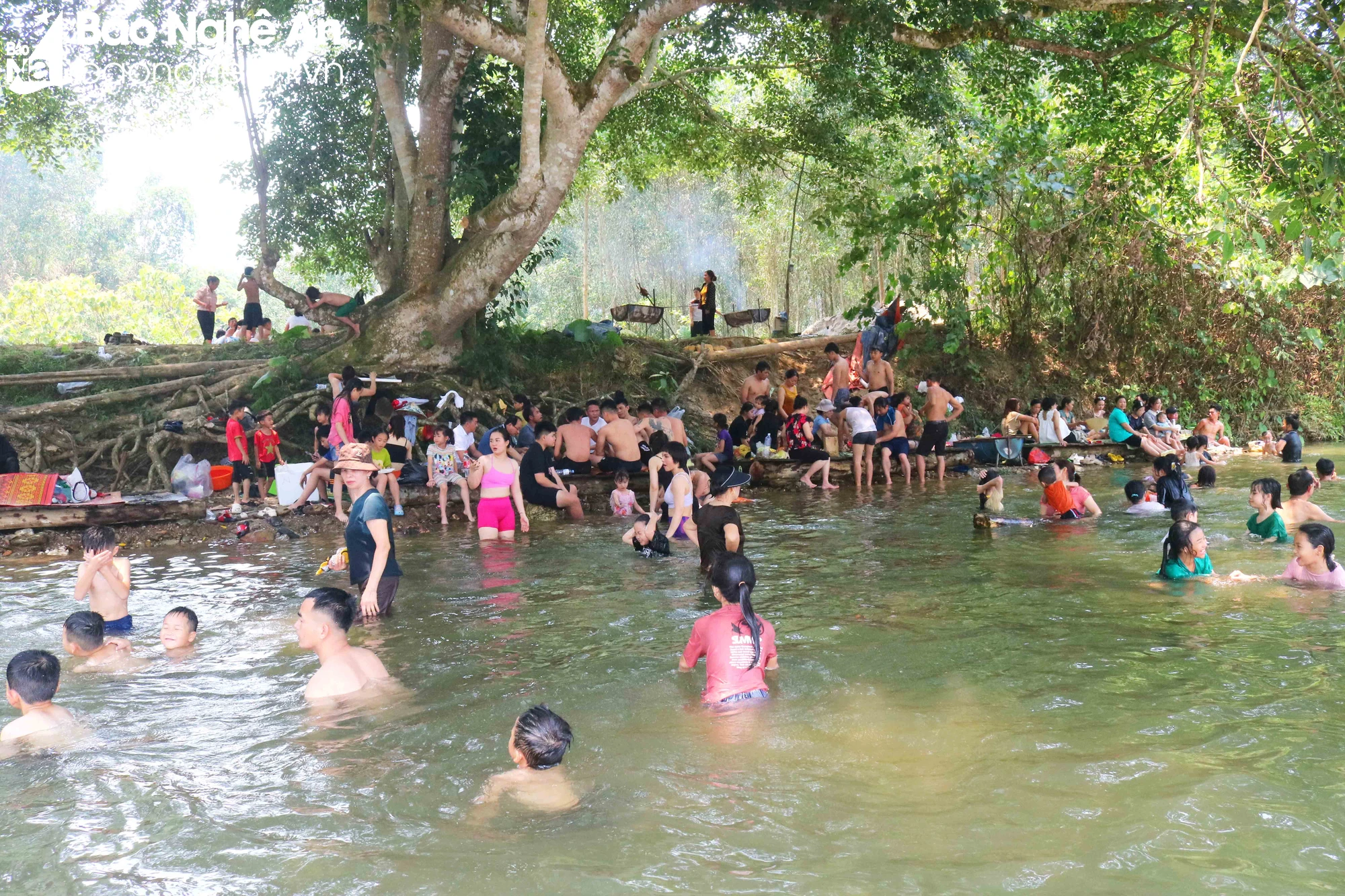 Ở một huyện cách TP Vinh của Nghệ An hơn 45km, dân tình kéo nhau ra suối mát, thác nước đông thế này- Ảnh 1.