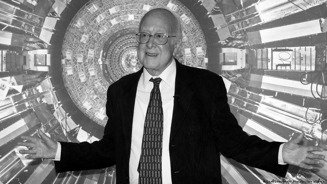 peter higgs qua doi nguoi doat giai nobel nho tim ra hat cua chua hinh 1