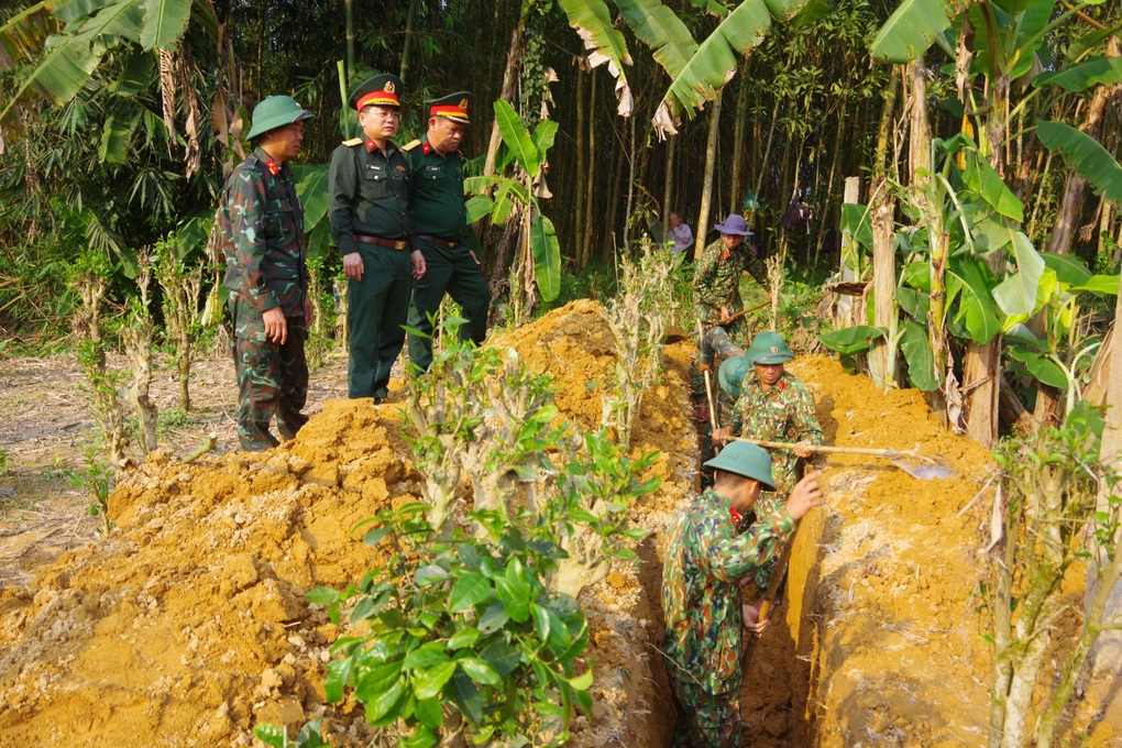 Tìm thấy bút, bình tông khắc chữ tại khu vực phát hiện 12 hài cốt liệt sỹ - 1