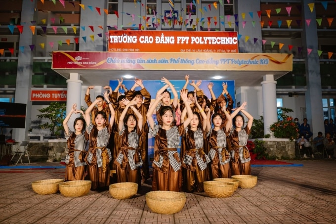 Sinh viên Phổ thông Cao đẳng - FPT Polytechnic tái hiện các tác phẩm văn học thành kịch tại sự kiện Sân khấu hoá Văn học. Ảnh: Phổ thông Cao đẳng - FPT Polytechnic