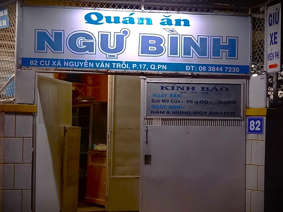 Cổng vào quán ăn Ngự Bình - Ảnh: HỒ LAM