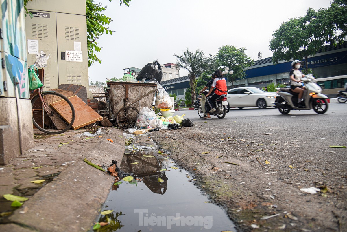 Rác thải sinh hoạt ngổn ngang trên nhiều cây cầu, tuyến phố Hà Nội ảnh 1