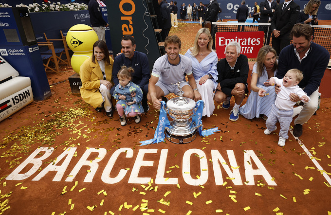 Ruud chia vui cùng gia đình trong lễ trao giải Barcelona Mở rộng. Anh thắng 11 và thua 11 trận chung kết ATP Tour từ đầu sự nghiệp. Ảnh: ATP