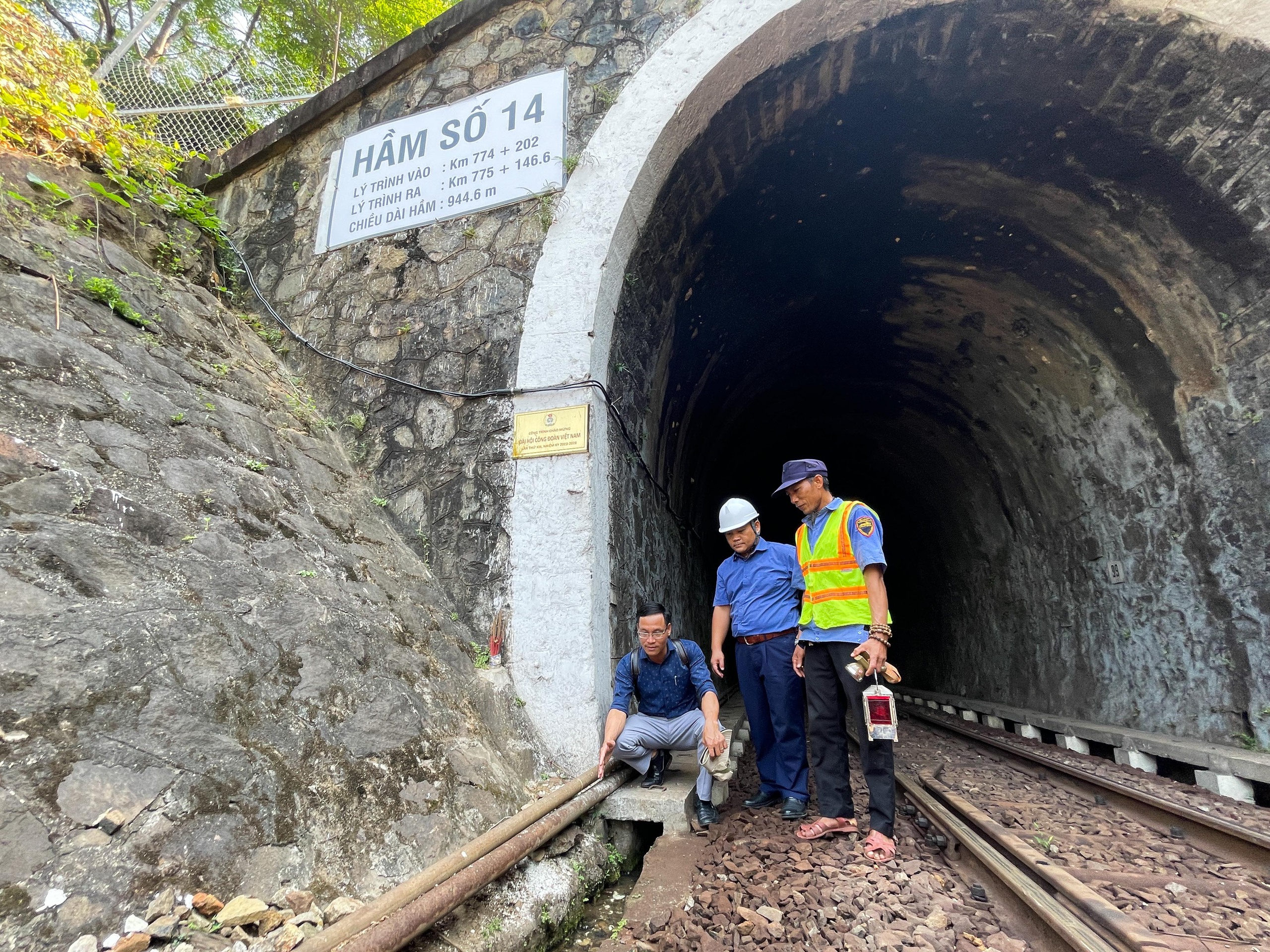 After nearly 100 years, the Hai Van Pass railway tunnel is leaking ...