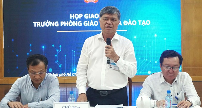 Ông Nguyễn Văn Hiếu, Giám đốc Sở Giáo dục và Đào tạo, trao đổi tại buổi họp giao ban, sáng 23/4. Ảnh: Lệ Nguyễn