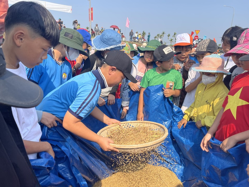 C&aacute;c hoạt động trải nghiệm về thu hoạch l&uacute;a nước được c&aacute;c em học sinh tham gia rất nhiệt t&igrave;nh.