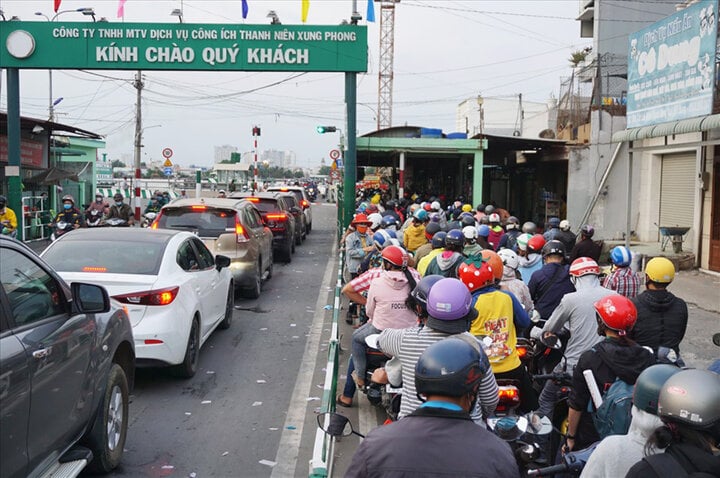 Phà Cát Lái thường xuyên bị quá tải.