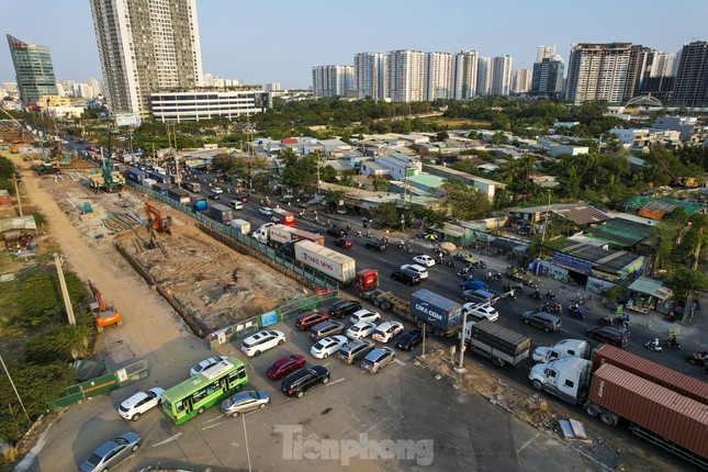 TPHCM đổi lộ trình xe buýt trong khi làm hầm chui Nguyễn Văn Linh ảnh 1