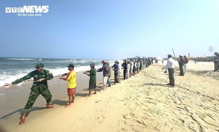 Lực lượng chức năng bủa lưới với chiều dài khoảng 2km để tìm kiếm nạn nhân.