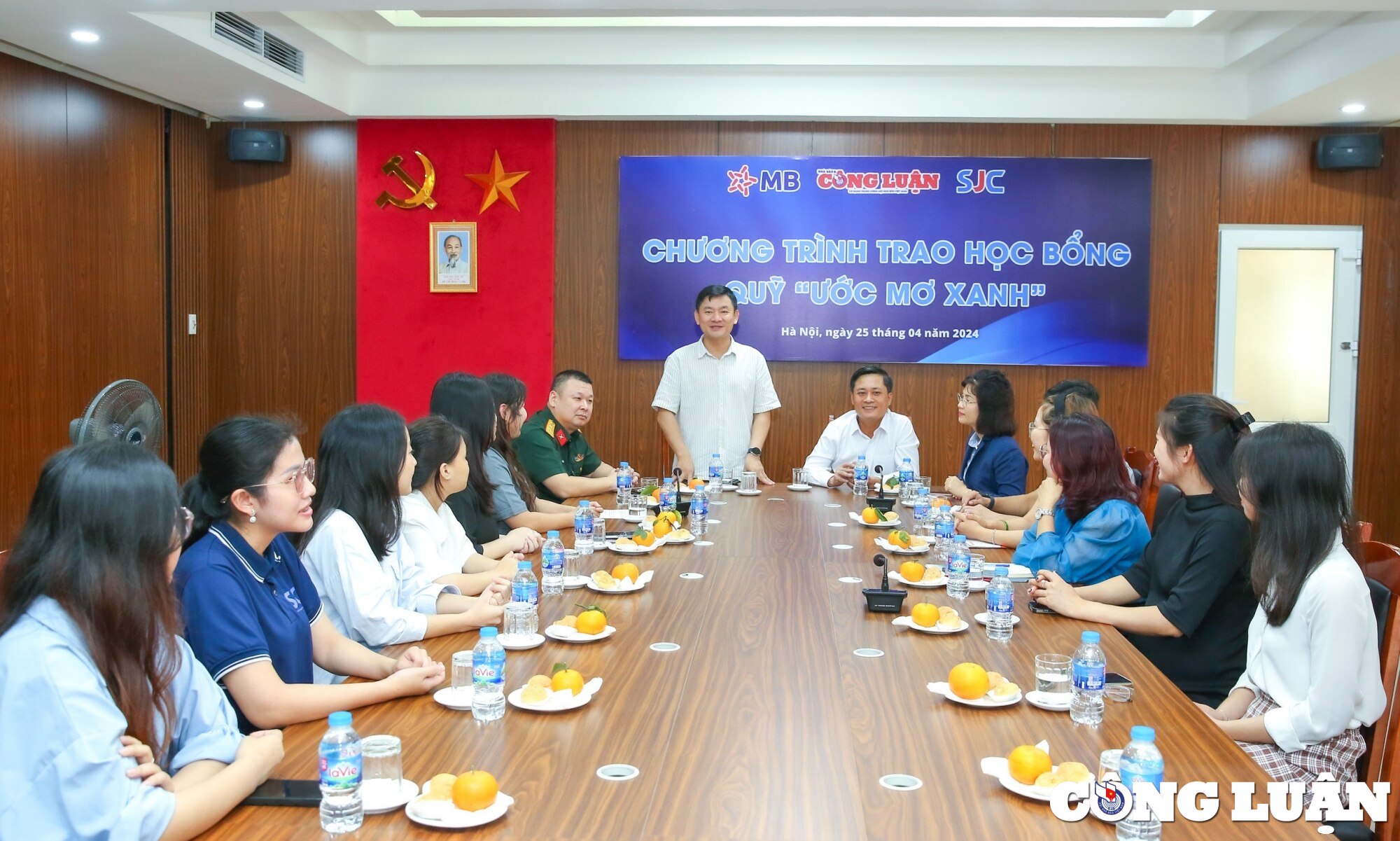 bao nha bao cong luan trao hoc bong cho sinh vien tao dong luc tiep lua uoc mo hinh 1