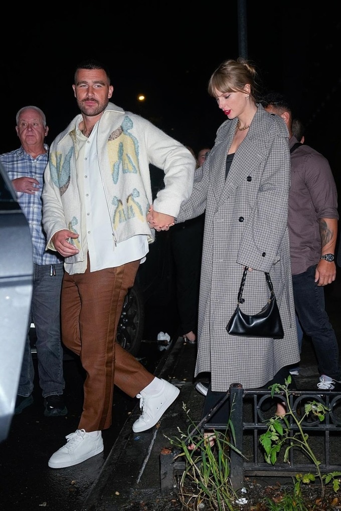 Travis Kelce nắm tay Taylor Swift. Ảnh: GC Images