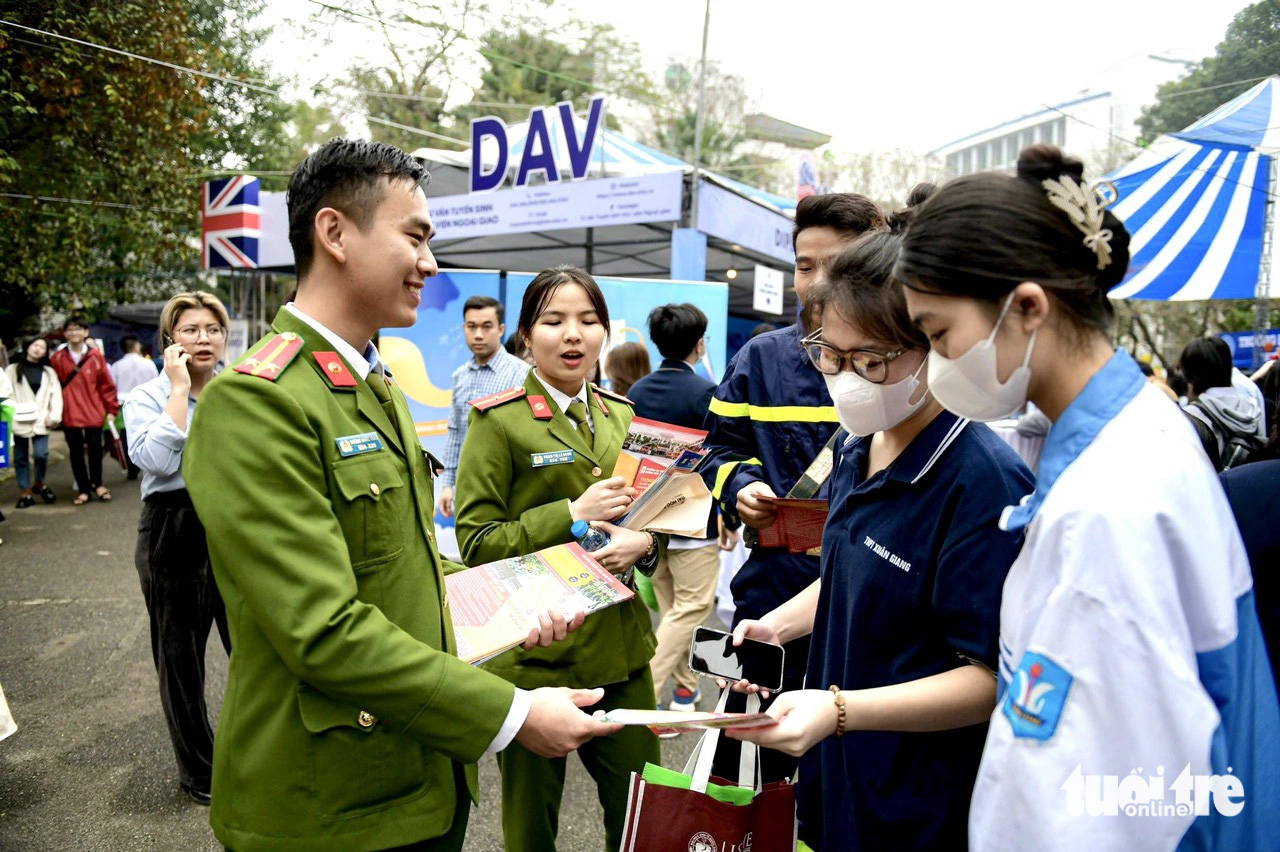 Thí sinh tham dự Ngày hội tư vấn tuyển sinh - hướng nghiệp năm 2024 do báo Tuổi Trẻ phối hợp các đơn vị tổ chức - Ảnh: NAM TRẦN