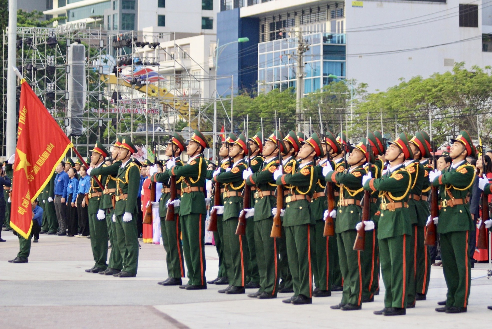 Thiêng liêng Lễ Thượng cờ kỷ niệm 100 năm thành lập Nha Trang ảnh 1