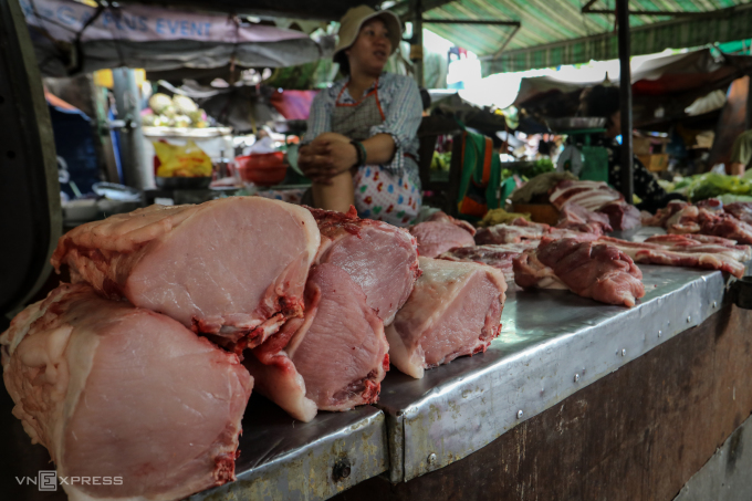 Tiểu thương bán thịt heo tại chợ chung cư Vĩnh Hội (quận 4, TP HCM). Ảnh:  Thành Nguyễn