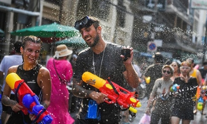 Du khách tham gia lễ hội Songkran tại Bangkok 2023. Ảnh: Reuters