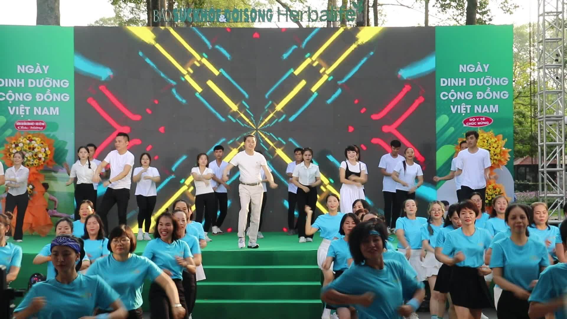 Thứ trưởng Y tế nhảy flashmob kêu gọi tập thể dục