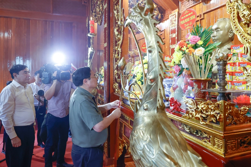 Thủ tướng Ch&iacute;nh phủ Phạm Minh Ch&iacute;nh d&acirc;ng hương tưởng nhớ, tri &acirc;n anh linh Đại tướng V&otilde; Nguy&ecirc;n Gi&aacute;p.