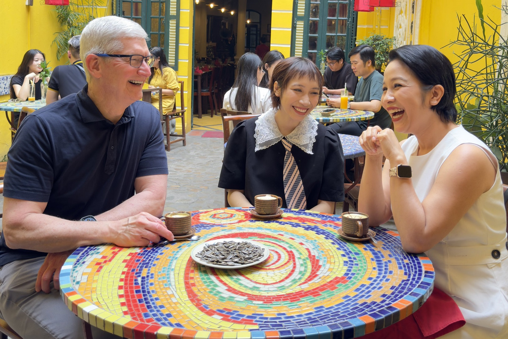 Tim Cook 'xin chào Việt Nam', uống cà phê trứng, cắn hạt hướng dương