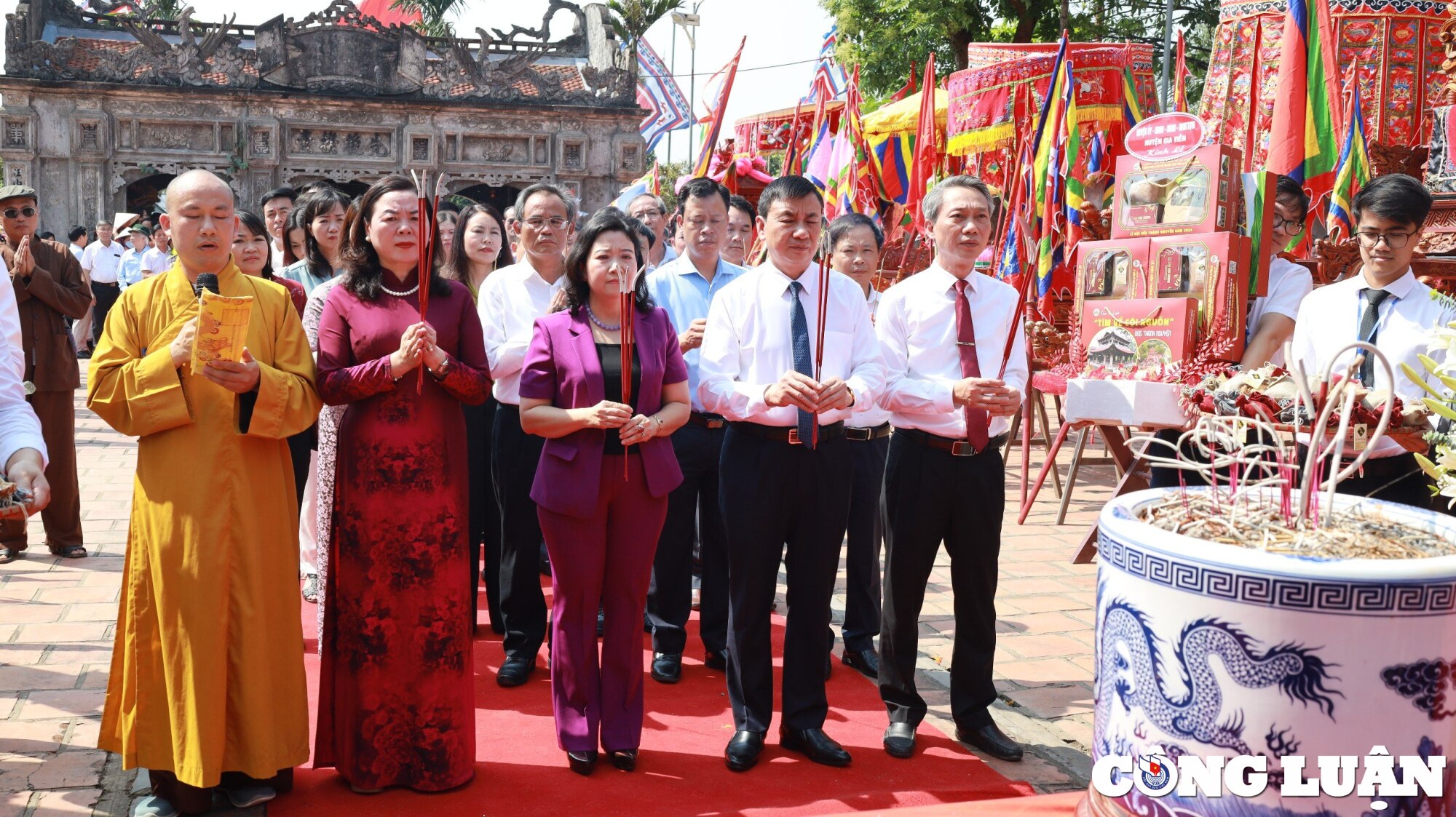 huyen gia vien ninh binh to chuc le dang huong tai den thanh nguyen hinh 1