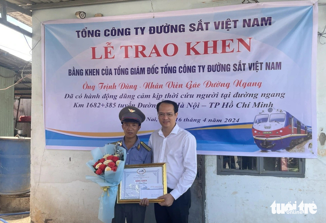 Ông Trần Anh Tuấn - phó tổng giám đốc Tổng công ty Đường sắt Việt Nam - trao bằng khen cho ông Trịnh Dũng - Ảnh: Công ty cổ phần Đường sắt Sài Gòn