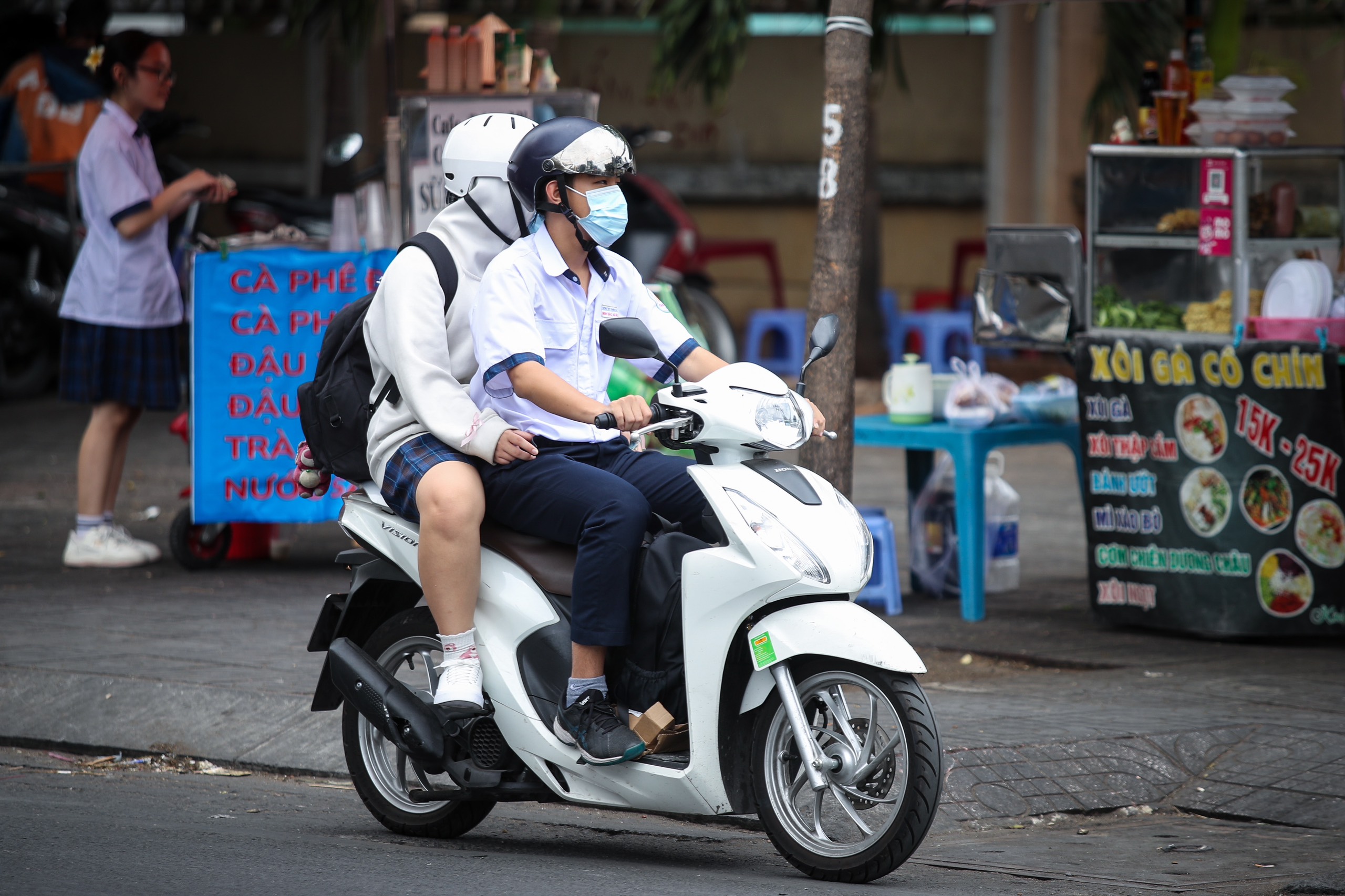 Students driving motorbikes over 50cc in Ho Chi Minh City - Photo 15. Tràn ngập học sinh lái xe máy trên 50 phân khối ở TP.HCM- Ảnh 15.