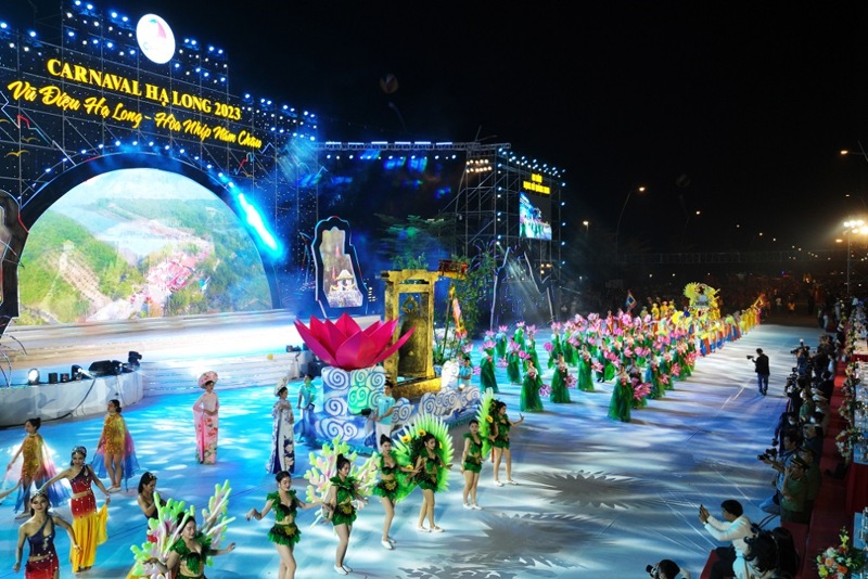 trinh dien nghe thuat nhac kich tai carnaval ha long 2024 hinh 1