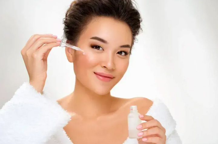 Nếu da bạn đang có mụn thì nên sử dụng kem trị mụn, serum dưỡng da sau khi cân bằng độ ẩm cho da.