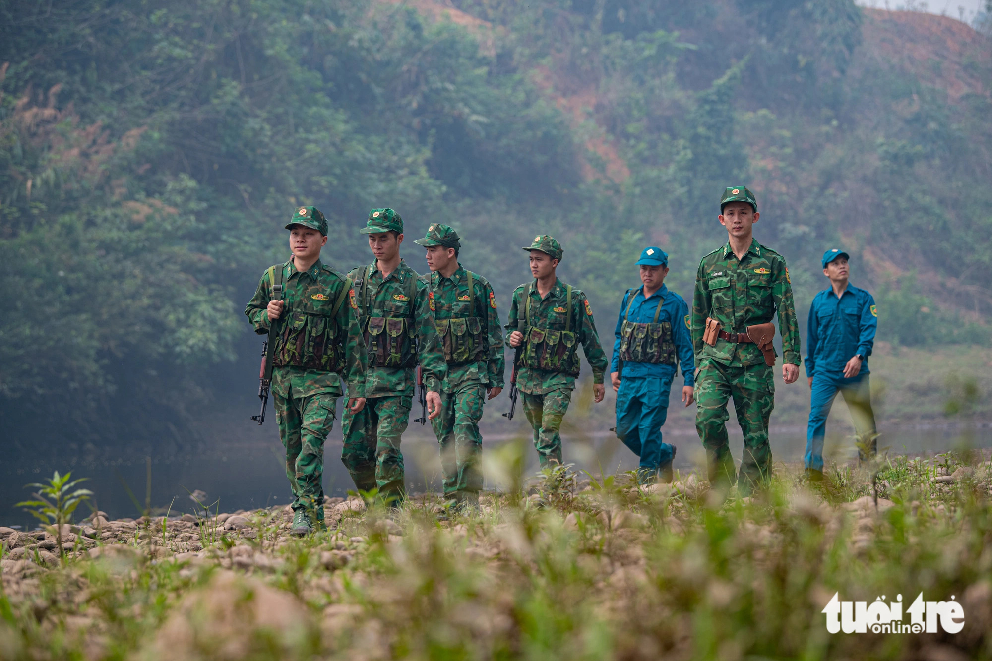 Tổ công tác Đồn biên phòng Mường Mươn tuần tra, kiểm soát tại khu vực đồi núi phức tạp thuộc bản Huổi Vang - Ảnh: NAM TRẦN