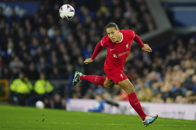 Hậu vệ Liverpool Virgil van Dijk phá bóng trong trận thua Everton 0-2 trên sân Goodison Park ngày 24/4. Ảnh: AP