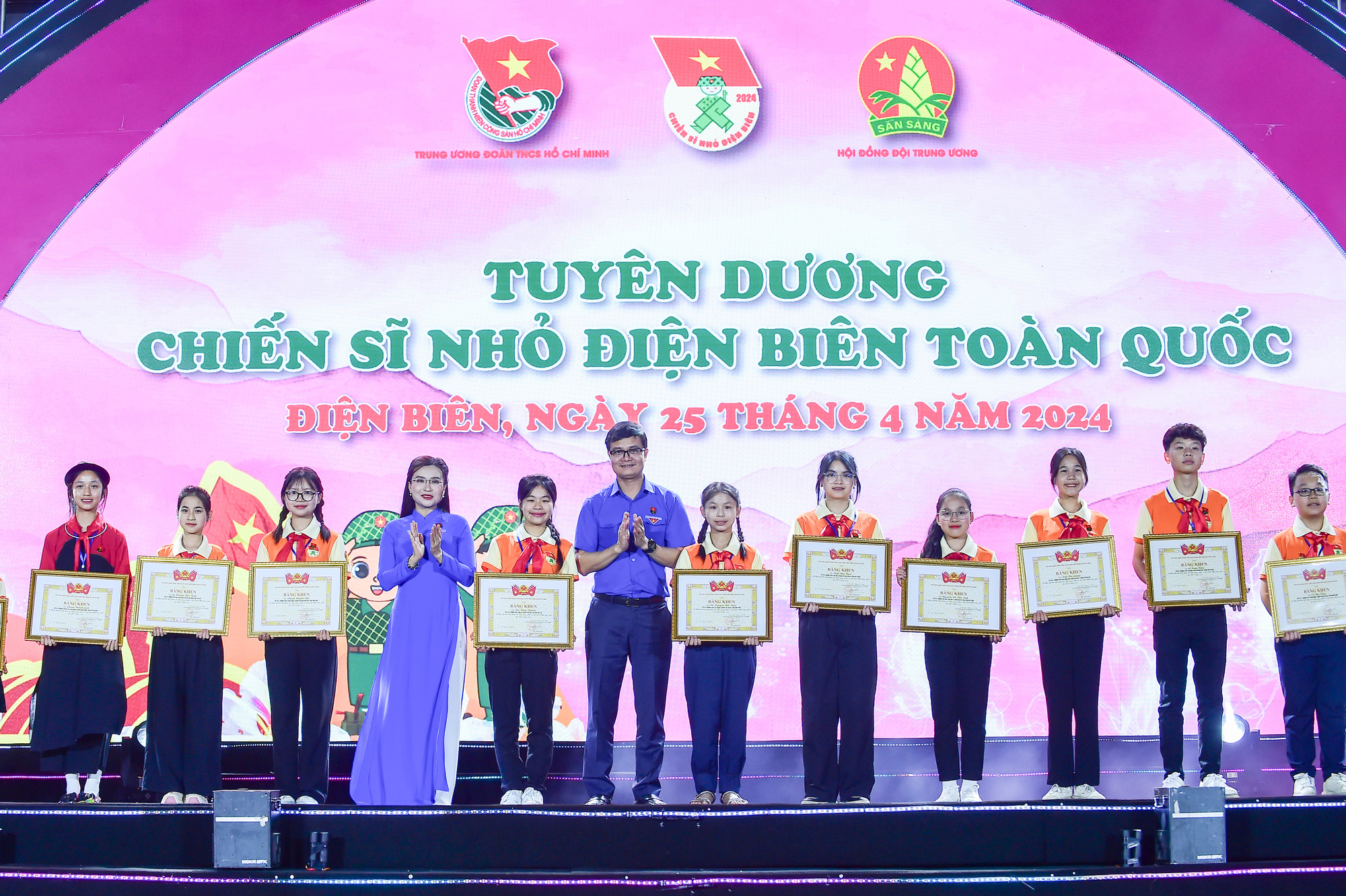 Anh Bùi Quang Huy - bí thư thứ nhất Trung ương Đoàn và chị Nguyễn Phạm Duy Trang - chủ tịch Hội đồng Đội Trung ương tặng bằng khen các Chiến sĩ Điện Biên tiêu biểu - Ảnh: HÀ QUÂN