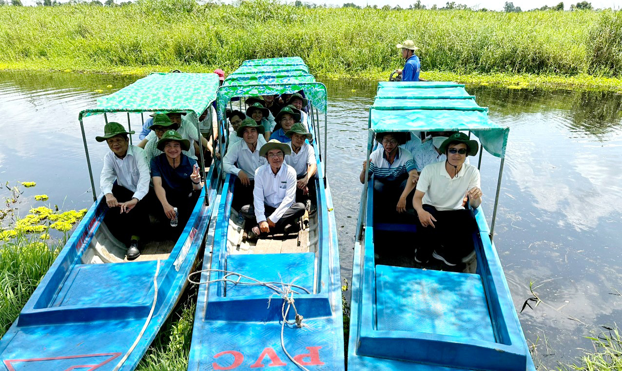 Du khách đến tham quan Vườn quốc gia U Minh Thượng - Ảnh: BÉ DIỄM