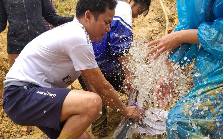 Học trò sơ tán, lội 40km bùn đất đi 