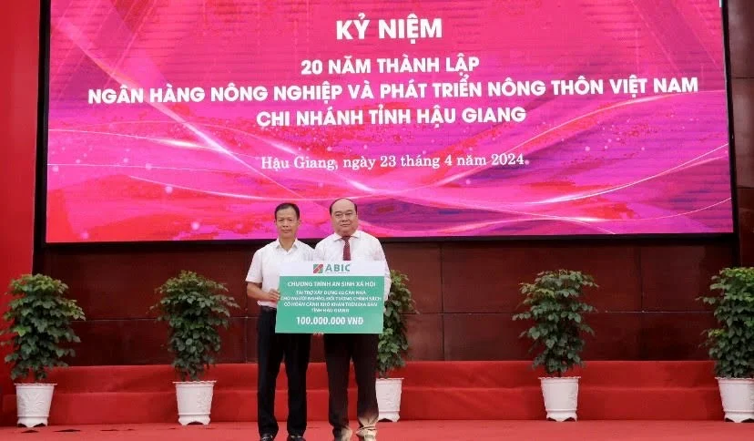 Bảo hiểm Agribank tài trợ cho người có hoàn cảnh khó khăn tỉnh Hậu Giang