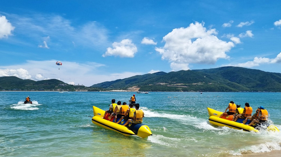 Gi&aacute; v&eacute; m&aacute;y bay tăng cao khiến nhiều gia đ&igrave;nh thay đổi kế hoạch đến Nha Trang - Kh&aacute;nh H&ograve;a dịp lễ 30/4 v&agrave; 1/5 . (Ảnh: Trung Nh&acirc;n)